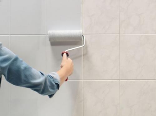 Стоит ли красить плитку в ванной. Краска для плитки: виды, как выбрать, чем и как правильно покрасить