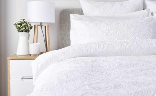 Стильные тумбочки прикроватные. Прикроватные тумбы для спальни: фото новинок дизайна из каталога 2020 года