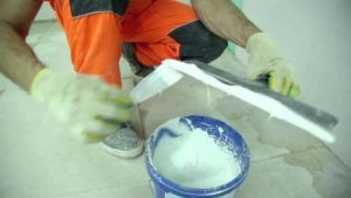 Через сколько можно шпаклевать штукатурку. «Если очень хочется, то можно»