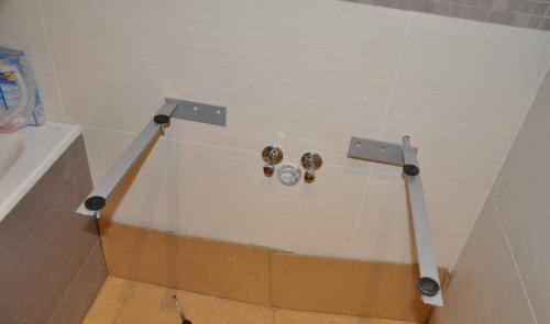 Как закрепить ванну, чтобы не шаталась. Крепление к стене