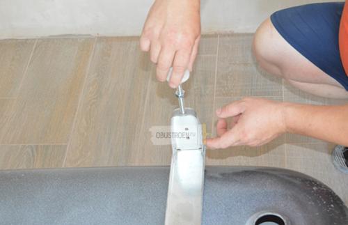 Варианты установки стальной ванны. Шаг 1: Установка ножек