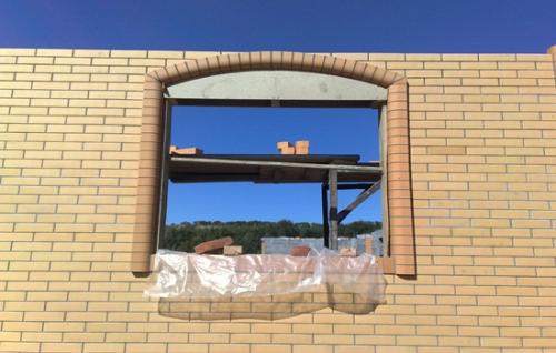 Окно в кирпичной стене. Что нужно знать?