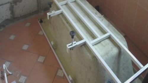 Крепление ванны к стене и полу. Нюансы фиксации разных моделей ванн