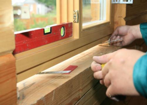 Простые деревянные окна для дачи. Установка рамы в проем