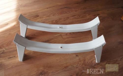 Нужно ли крепить стальную ванну к стене. На штатные ножки