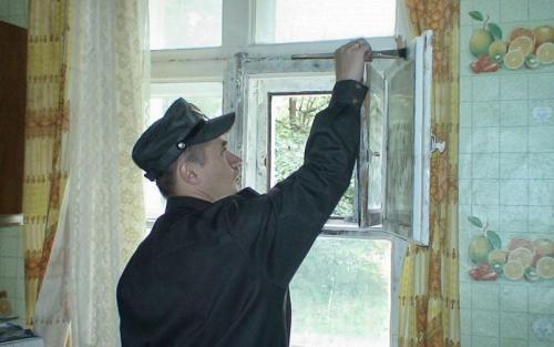 Как сделать окно открывающимся поворотно-откидным. Как быстро сделать из поворотного окна поворотно-откидное? 02 Как сделать окно открывающимся поворотно-откидным. Как быстро сделать из поворотного окна поворотно-откидное? 02