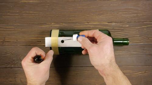 Как правильно изготовить отверстие в бутылке. Как идеально просверлить бутылку. Новогодний светильник.