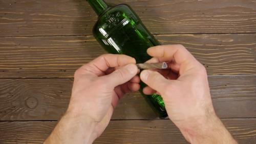 Как правильно изготовить отверстие в бутылке. Как идеально просверлить бутылку. Новогодний светильник.