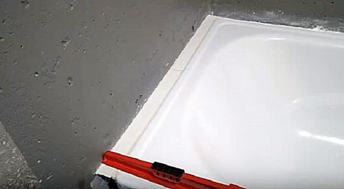 Как закрепить ванну к стене. Способы крепления к стене 15