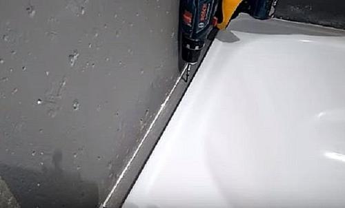 Крепление ванны к стене на бетон и плитку. Особенности установки пристенных акриловых ванн 04 Крепление ванны к стене на бетон и плитку. Особенности установки пристенных акриловых ванн 04