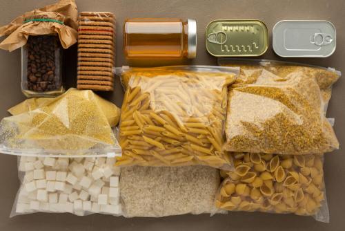 Какие продукты лучше всего хранить в закрытой таре. Какие продукты можно покупать про запас и как долго хранить?