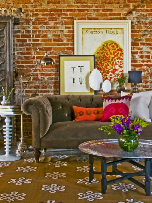 Как развесить картины над диваном в гостиной: 10 способов