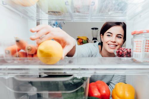 Какие типы продуктов лучше не хранить в городской квартире из-за ограниченного пространства. 17 продуктов, которым не место в холодильнике