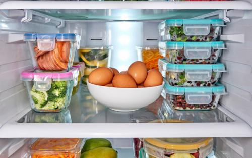 Какие продукты лучше хранить в прохладном месте, таком, как поддон или шкаф. Картошку – в холодильник, томаты – в шкаф: где следует хранить овощи и фрукты?