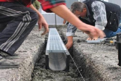 Как правильно установить дренажный приёмник в бетонном подвале гаража 04