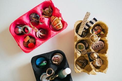 Лайфхаки из коробок для яиц. Что можно сделать из под коробки яиц. Оригинальные поделки, которые можно смастерить из обычных картонок для яиц
