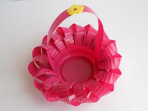 Корзинка и подставки для пасхальных яиц из лотка.  Корзиночка из пластикового стаканчика