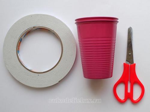 Корзинка и подставки для пасхальных яиц из лотка.  Корзиночка из пластикового стаканчика