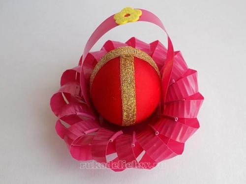 Корзинка и подставки для пасхальных яиц из лотка.  Корзиночка из пластикового стаканчика