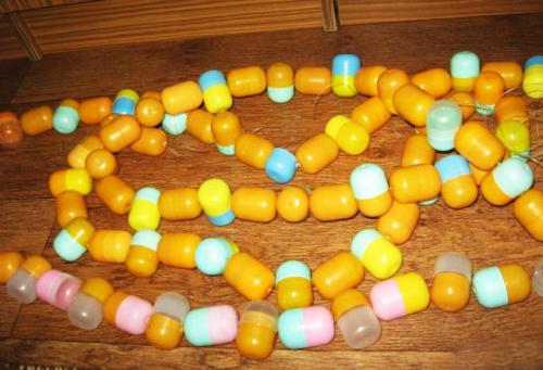 Что можно сделать из капсул киндера. Изготовление необычных поделок для детского сада из пластиковых контейнеров от Киндер яиц