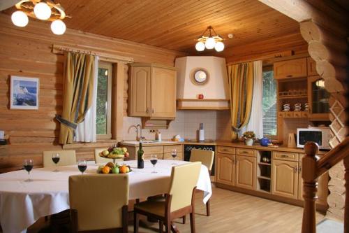 Создание дивана из пластиковых бутылок: экологически чистое решение для дома 01