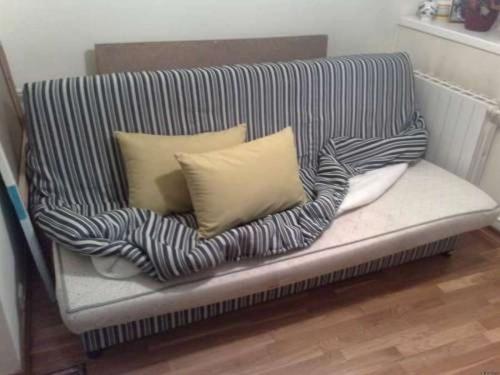 Создание дивана из пластиковых бутылок: экологически чистое решение для дома 03