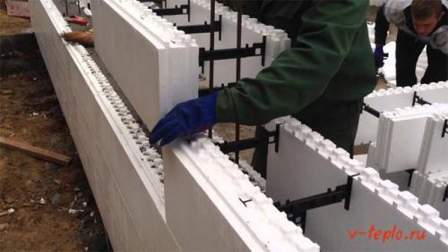 Как правильно связать блоки пенопласта между собой. Установка пенополистирольной несъемной опалубки своими руками