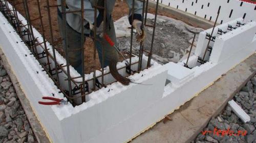 Как правильно связать блоки пенопласта между собой. Установка пенополистирольной несъемной опалубки своими руками