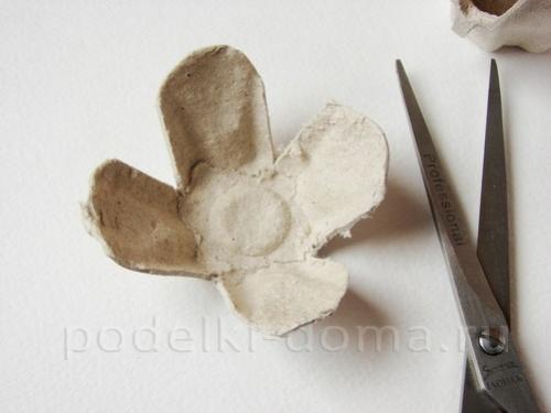 Какие декоративные элементы можно добавить к коробкам из-под яиц. Цветы из яичных лотков