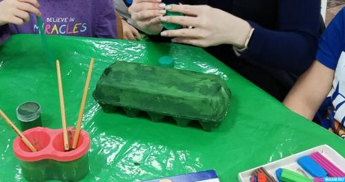 Какие игрушки можно сделать из коробок из-под яиц. Поделки из яичных лотков и упаковки для яиц