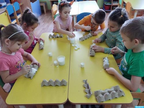 Какие игрушки можно сделать из коробок из-под яиц. Поделки из яичных лотков и упаковки для яиц