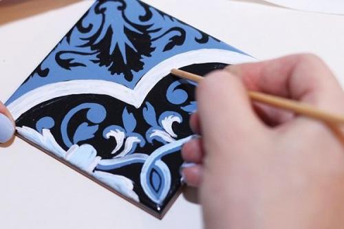 Как создать сложные композиции и рисунки с помощью акриловых красок на керамике. Мастер-класс: роспись на керамической плитке