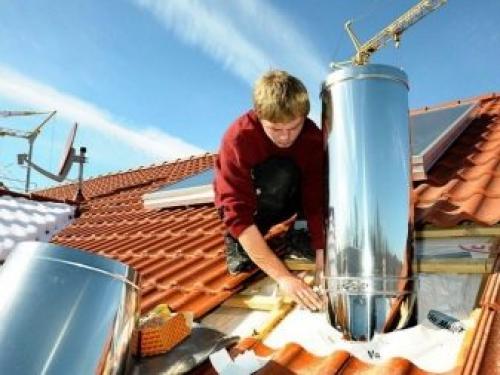 Труба дымохода на растяжках. Правильный проход дымохода через кровлю: правила обустройства проходок для разных типов дымоотводов 09 Труба дымохода на растяжках. Правильный проход дымохода через кровлю: правила обустройства проходок для разных типов дымоотводов 09