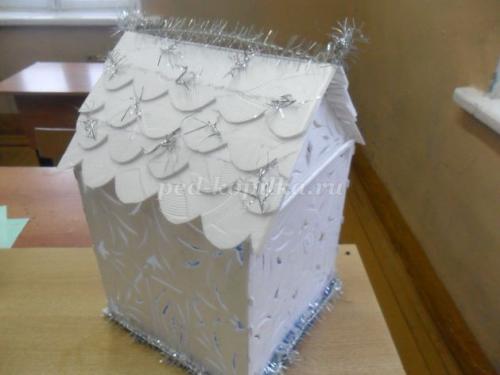 Новогодний домик из пенопласта: легко и быстро своими руками 28 Новогодний домик из пенопласта: легко и быстро своими руками 28