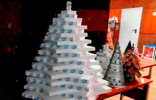 Как украсить новогодний домик из пенопласта. Новогодние поделки из пенопласта