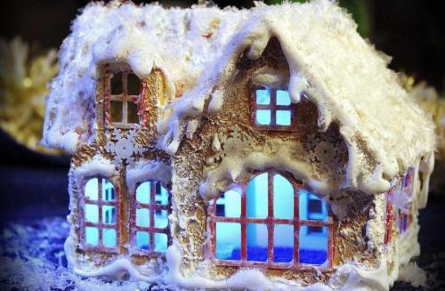 Новогодний домик из пенопласта: легко и быстро своими руками 05 Новогодний домик из пенопласта: легко и быстро своими руками 05