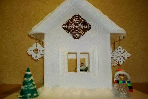Как украсить новогодний домик из пенопласта. Новогодние поделки из пенопласта