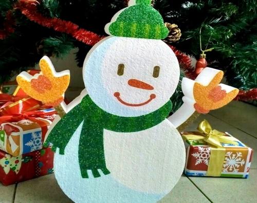 Как украсить новогодний домик из пенопласта. Новогодние поделки из пенопласта
