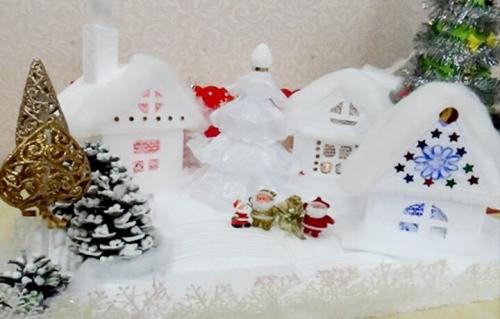 Как украсить новогодний домик из пенопласта. Новогодние поделки из пенопласта