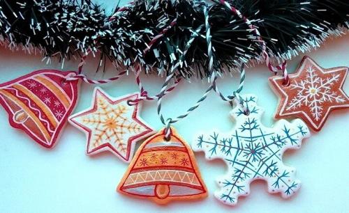 Как украсить новогодний домик из пенопласта. Новогодние поделки из пенопласта