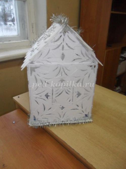 Новогодний домик из пенопласта: легко и быстро своими руками 16 Новогодний домик из пенопласта: легко и быстро своими руками 16