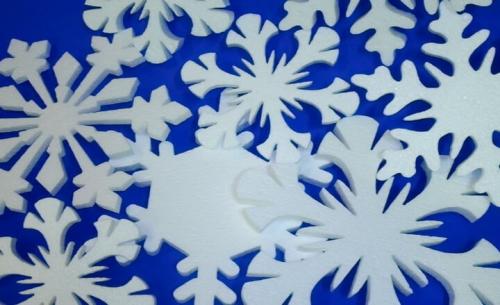 Как украсить новогодний домик из пенопласта. Новогодние поделки из пенопласта