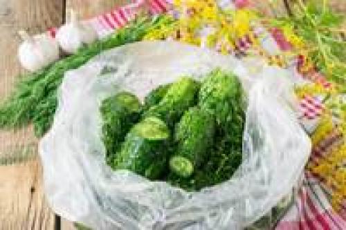 Где лучше хранить свежие огурцы в холодильнике или при комнатной температуре. Как хранить огурцы в холодильнике?