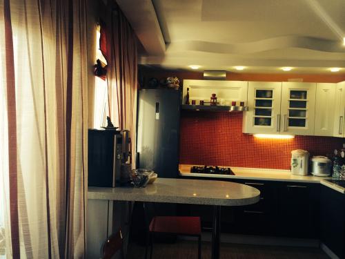 Барная стойка вдоль стены на кухне. Определяемся с формой