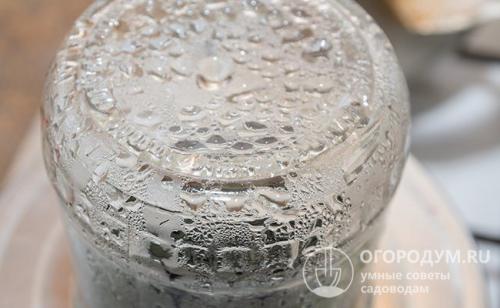 Как подготовить банки для варенья на зиму. Над кастрюлей или другой посудой