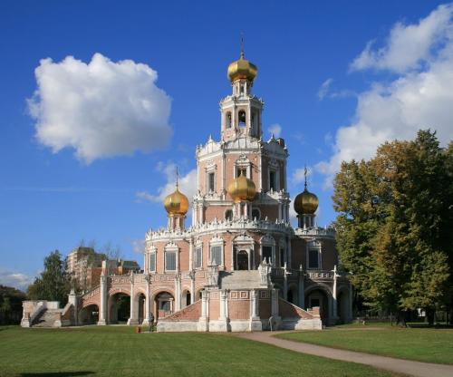Какие мотивы и символы использовались в резьбе на фронтонах фасадов