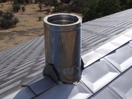 Монтаж дымохода из сэндвич труб через крышу. Преимущества и недостатки 03