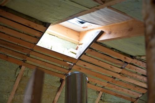 Как правильно вывести трубу через крышу. Вывод дымохода через утепленную крышу 07 Как правильно вывести трубу через крышу. Вывод дымохода через утепленную крышу 07