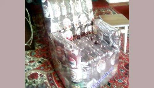 Как склеить пластиковые бутылки для изготовления мебели. Изготовление своими руками мебели из пластиковых бутылок, тонкости процесса. Как сделать кресло своими руками с помощью скотча и пластиковых бутылок Мебель из 5 литровых баклажек