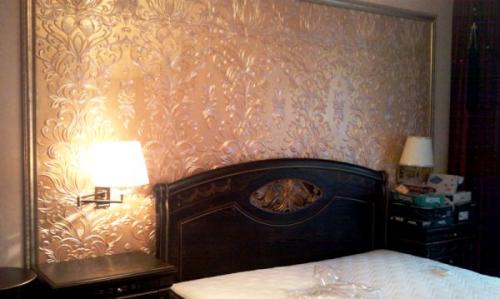 Какие ширины обоев можно использовать в спальне. Материал обоев